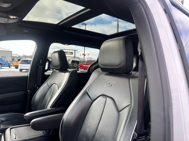 Used 2025 Chrysler Pacifica Limited FWD image 23