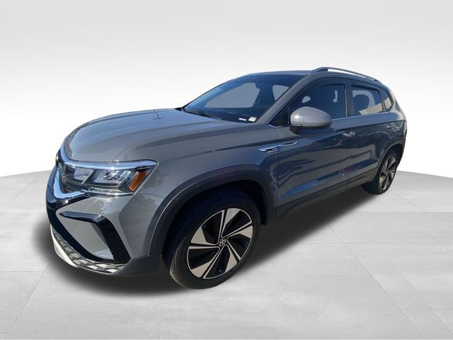 Used 2024 Volkswagen Taos SE w/ Panoramic Sunroof Package AWD/4WD image 2