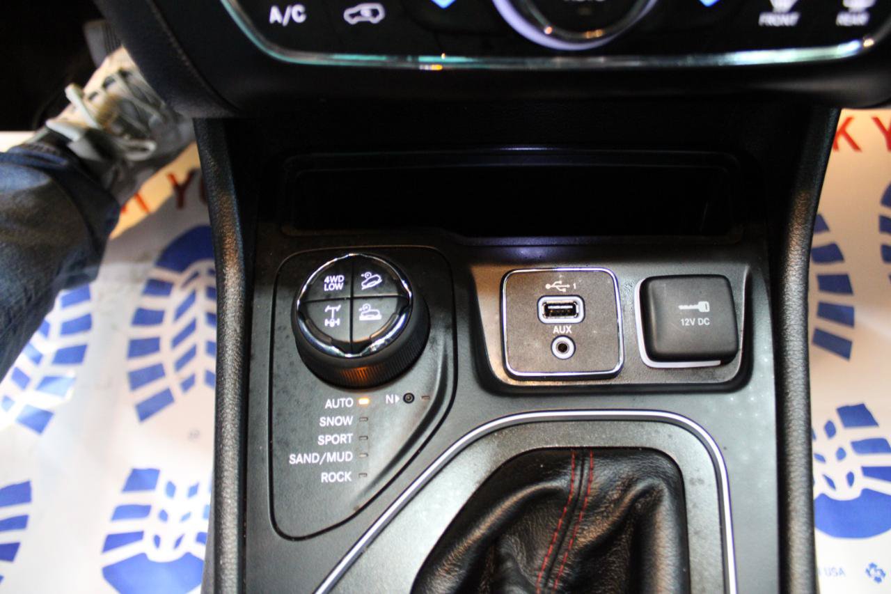 Used 2019 Jeep Cherokee Trailhawk w/ Cold Weather Group AWD/4WD image 22