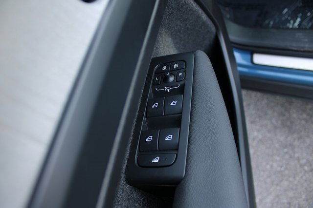 Used 2025 Volvo XC40 B5 Plus image 11