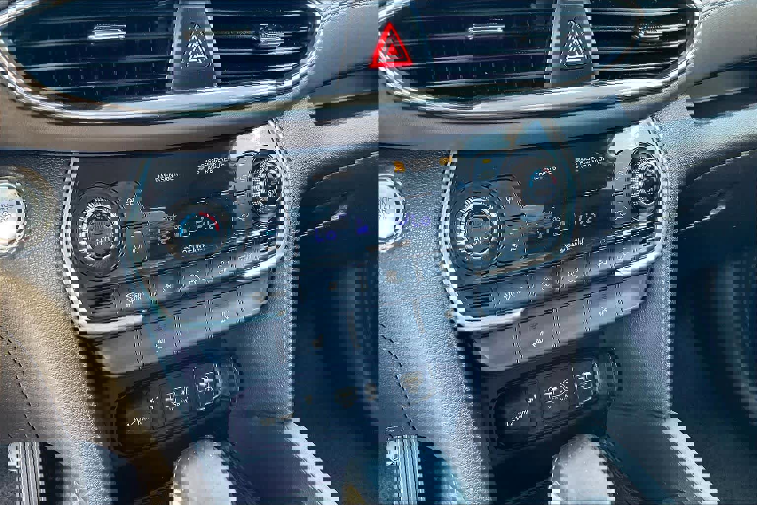 Used 2020 Hyundai Santa Fe SEL w/ Convenience Package image 33