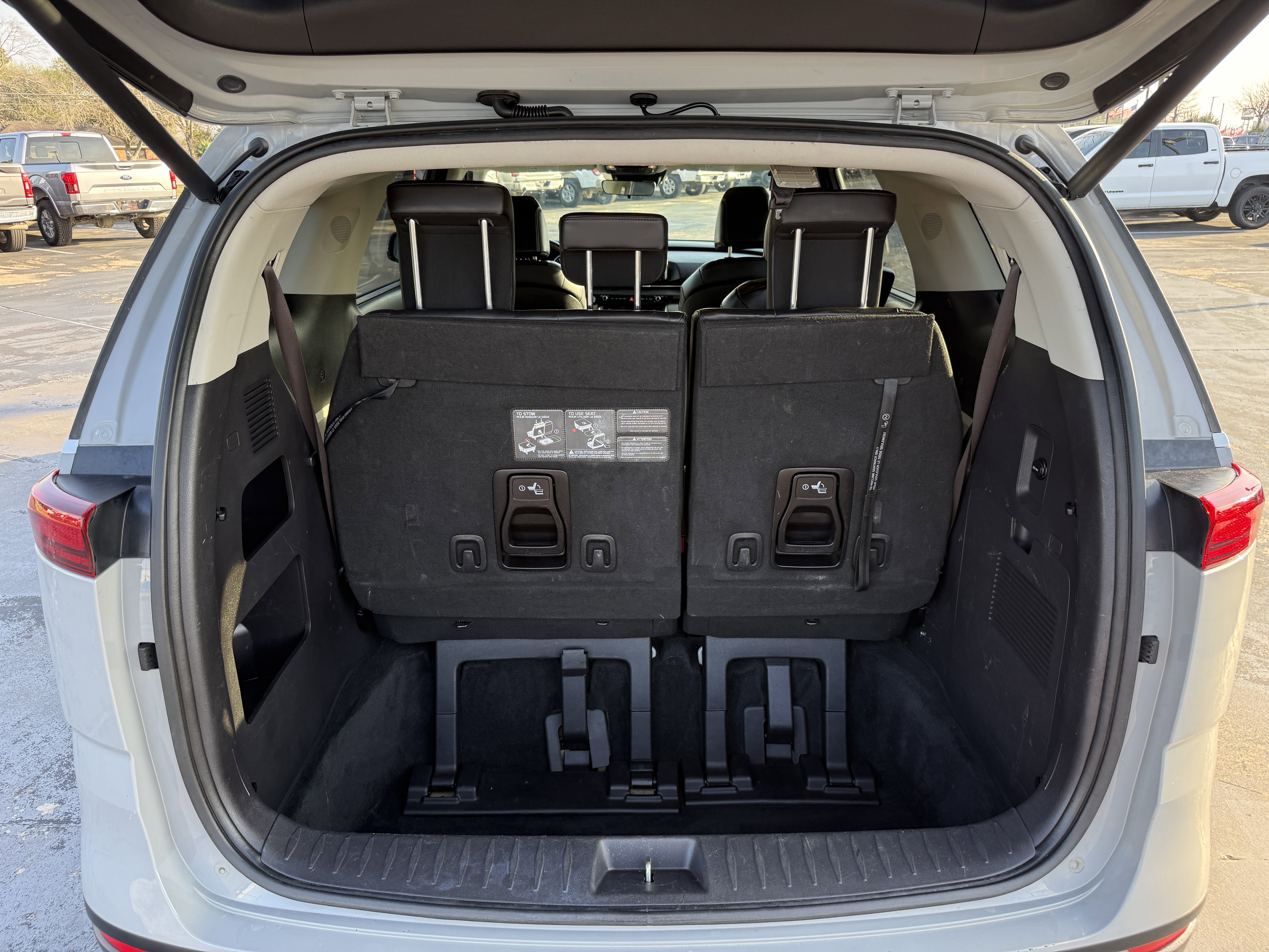 Used 2022 Kia Carnival EX image 39