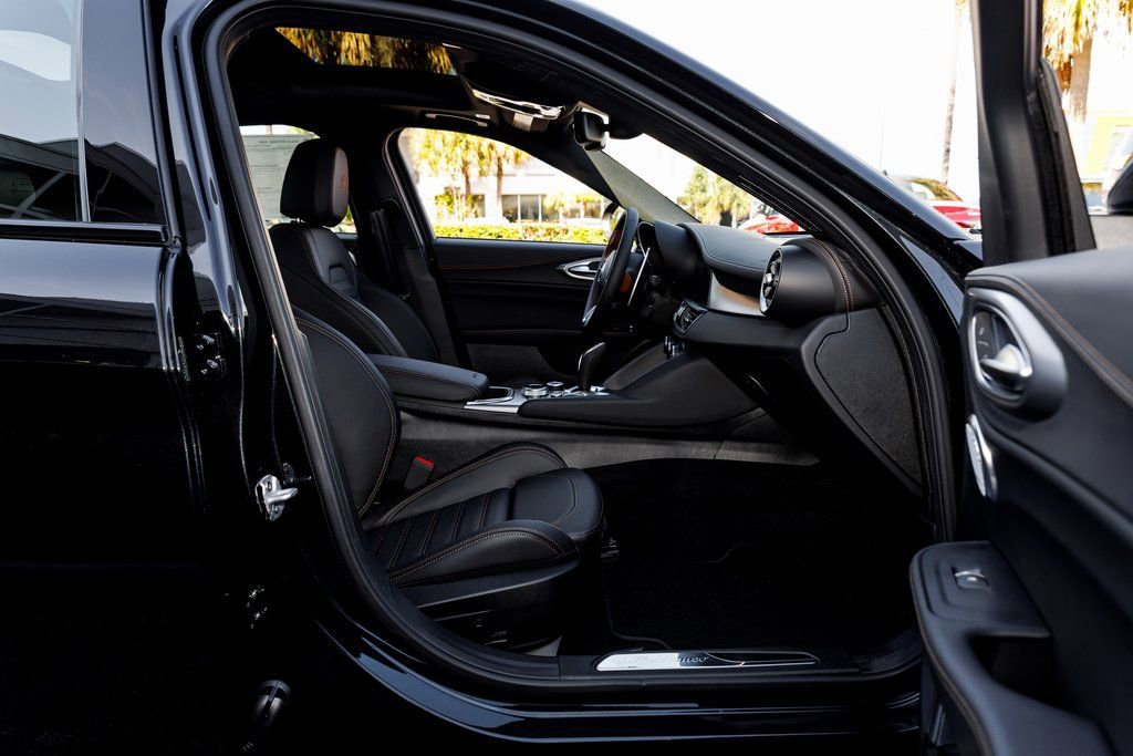 New 2025 Alfa Romeo Giulia AWD w/ Driving Assist Package image 38