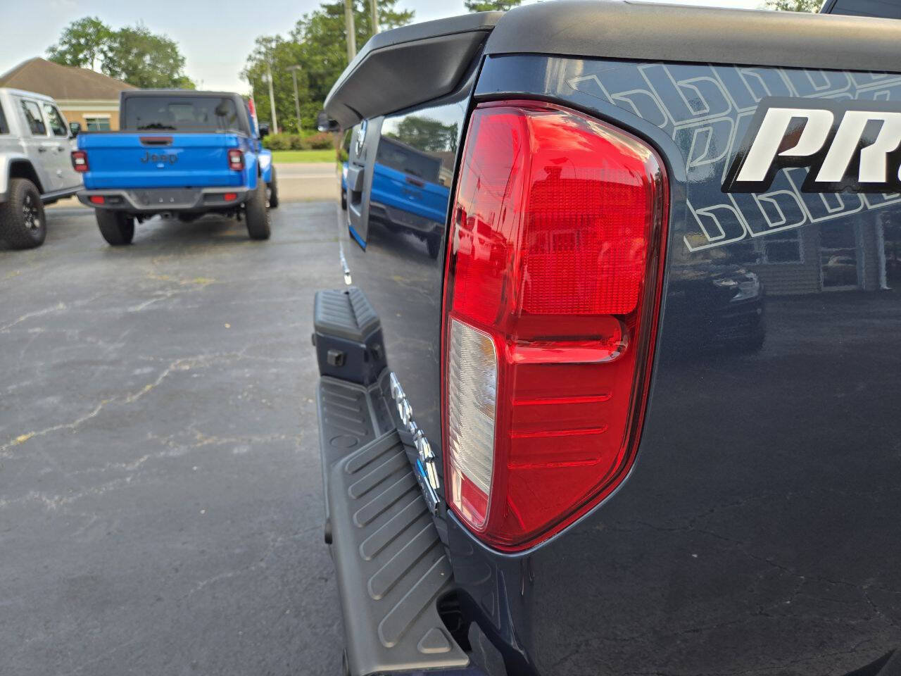 Used 2017 Nissan Frontier PRO-4X w/ Pro-4x Luxury Package AWD/4WD image 14
