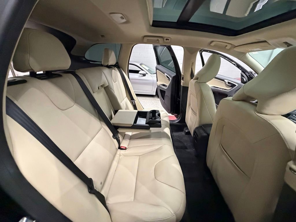 Used 2016 Volvo XC60 T6 w/ Proximity Package AWD/4WD image 25