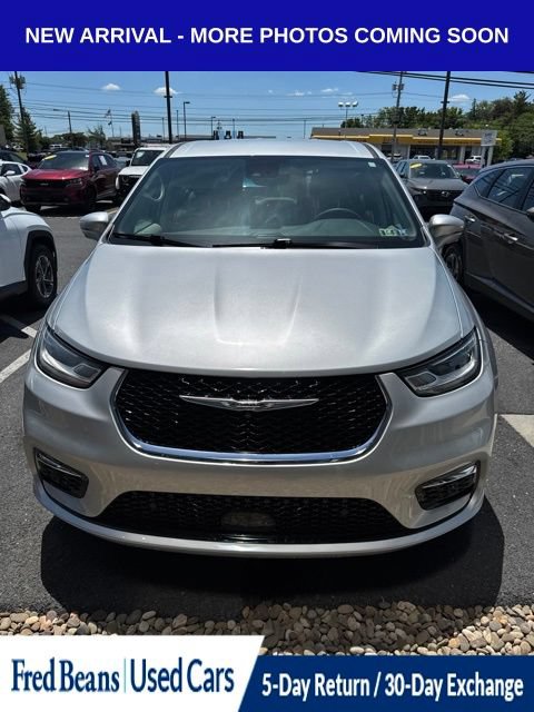 Used 2022 Chrysler Pacifica Touring-L w/ Uconnect Theater Family Group FWD image 2