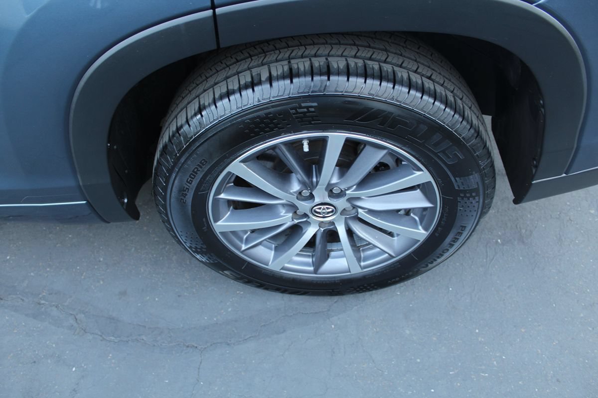 Used 2018 Toyota Highlander XLE w/ Carpet Mat Package (TMS) FWD image 14
