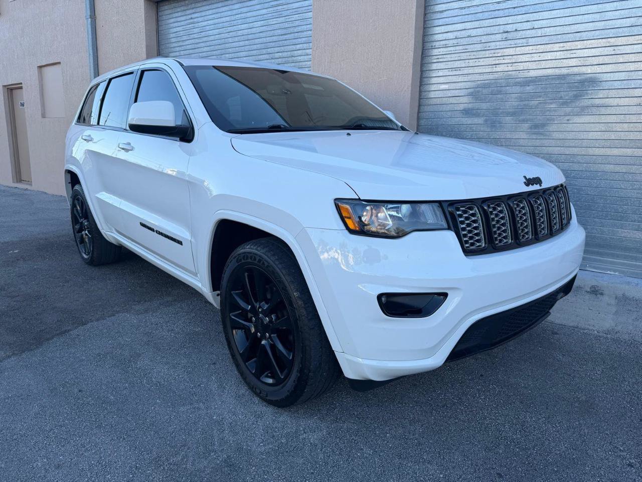 Used 2019 Jeep Grand Cherokee Laredo RWD image 2