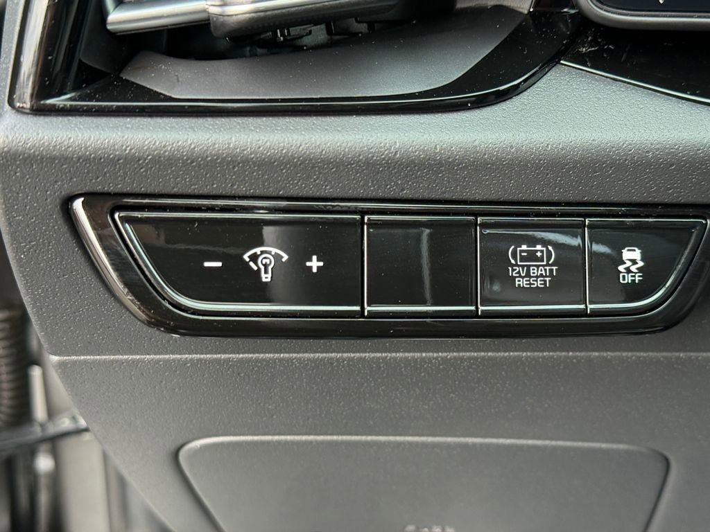 Certified 2025 Kia Niro EX Touring image 23