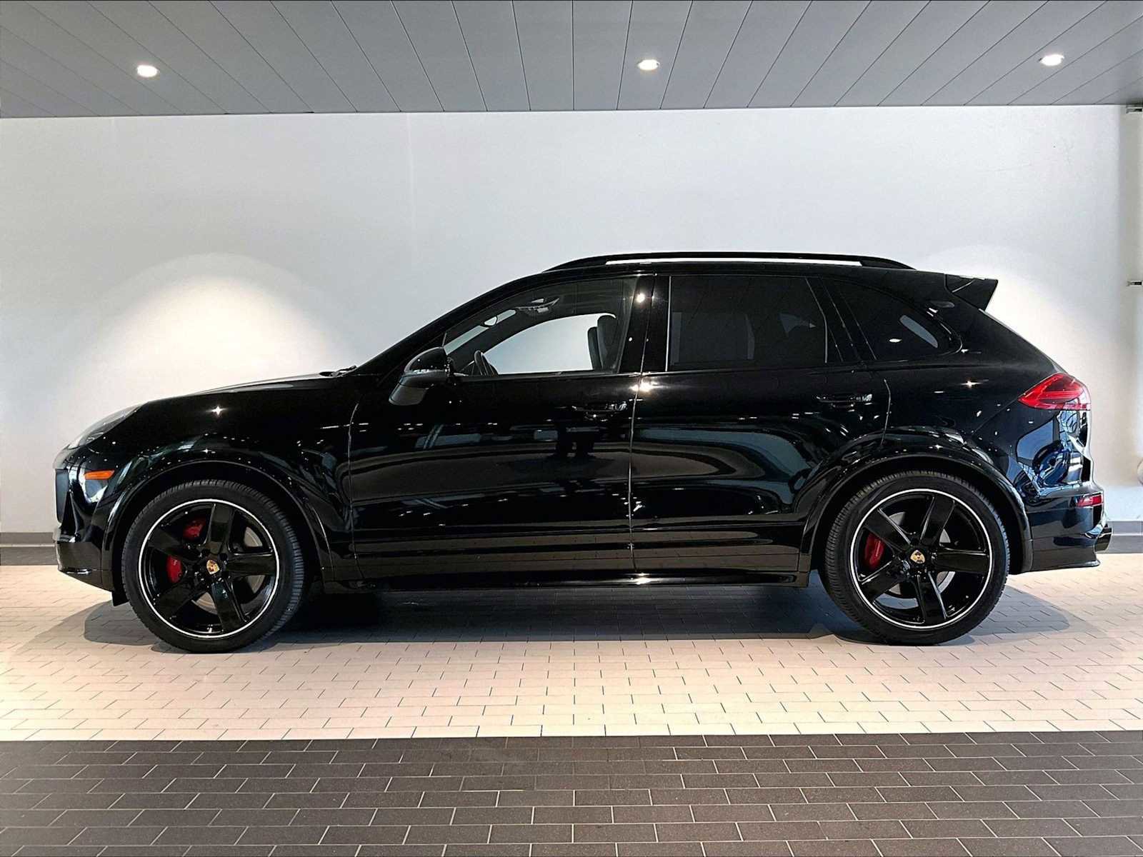 Used 2016 Porsche Cayenne Turbo image 2