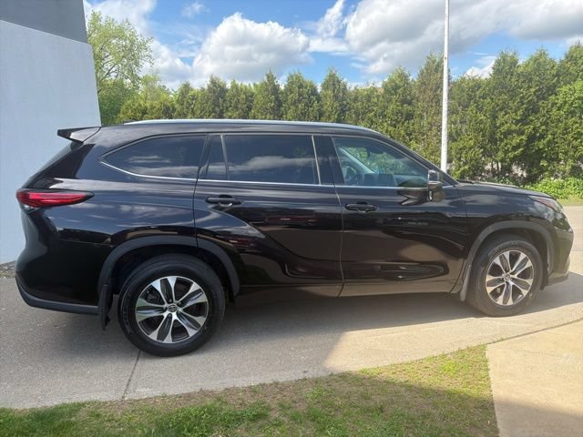 Used 2021 Toyota Highlander XLE AWD/4WD image 9