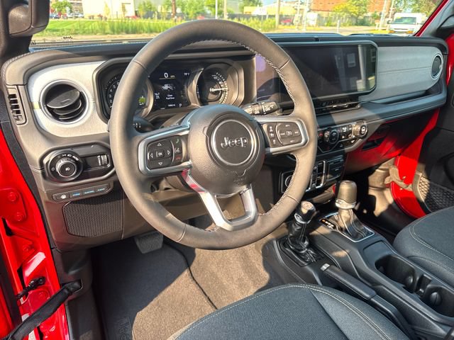 Used 2025 Jeep Wrangler Unlimited Sahara AWD/4WD image 13