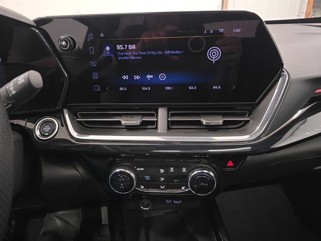 Used 2025 Chevrolet Trax RS w/ Sunroof Package FWD image 17