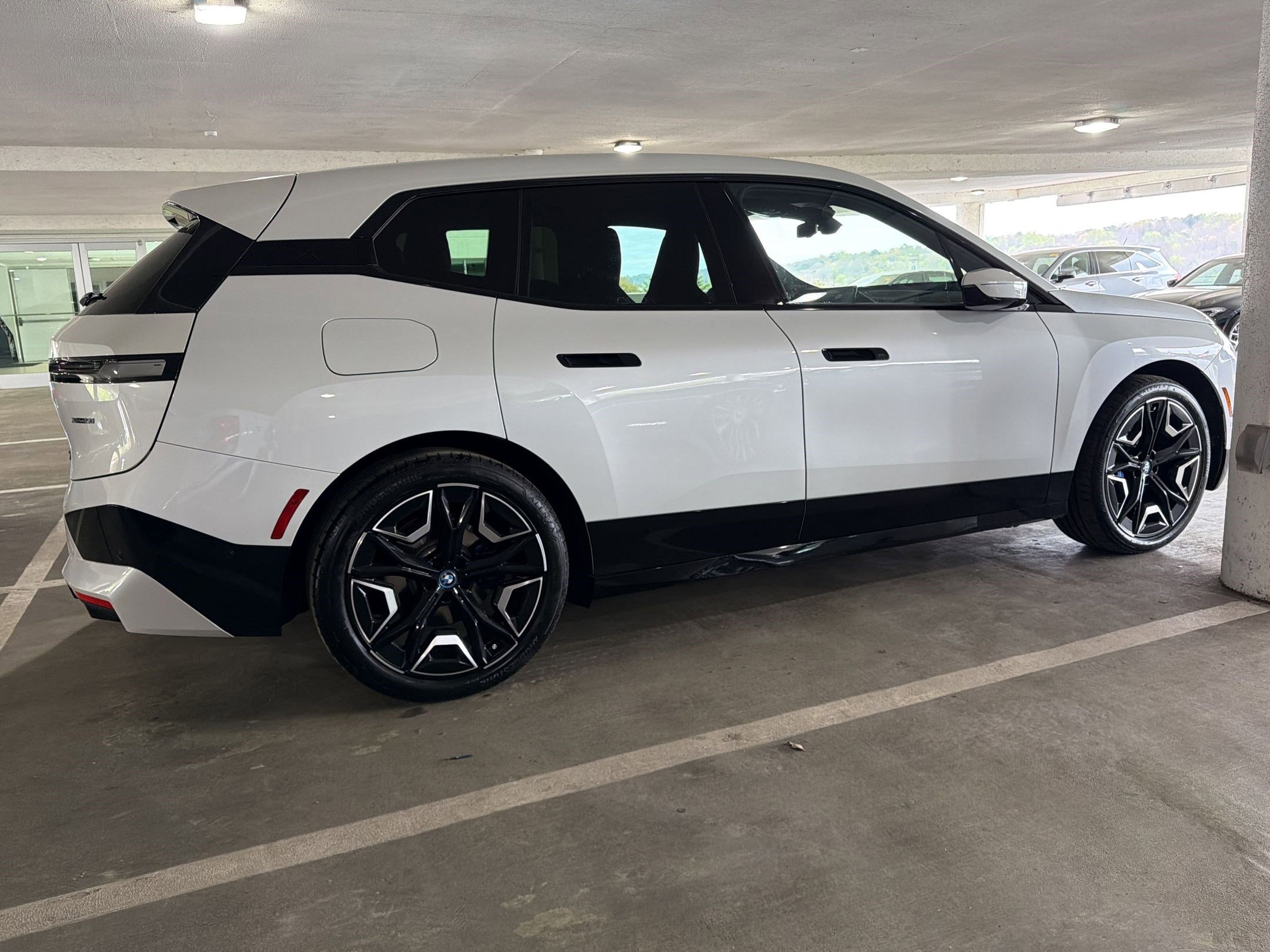 Used 2022 BMW iX xDrive50 w/ Premium Package image 10