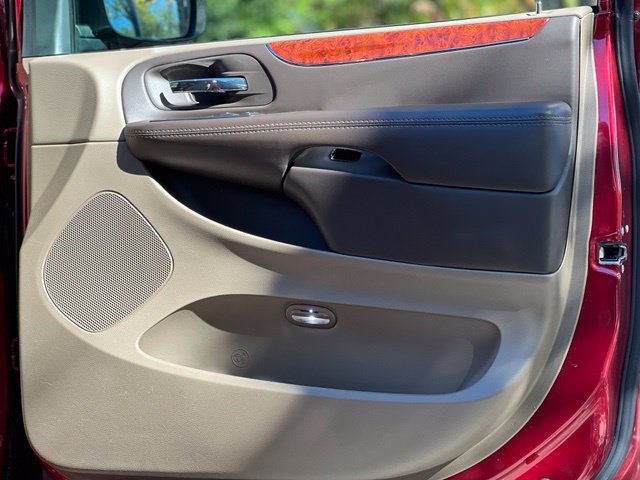 Used 2015 Chrysler Town & Country Touring-L w/ Driver Convenience Group FWD image 19
