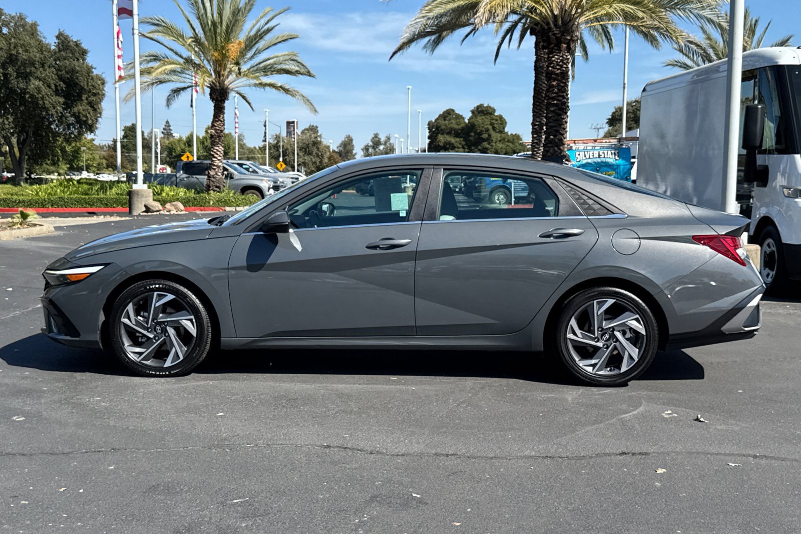 Used 2025 Hyundai Elantra Limited FWD image 6