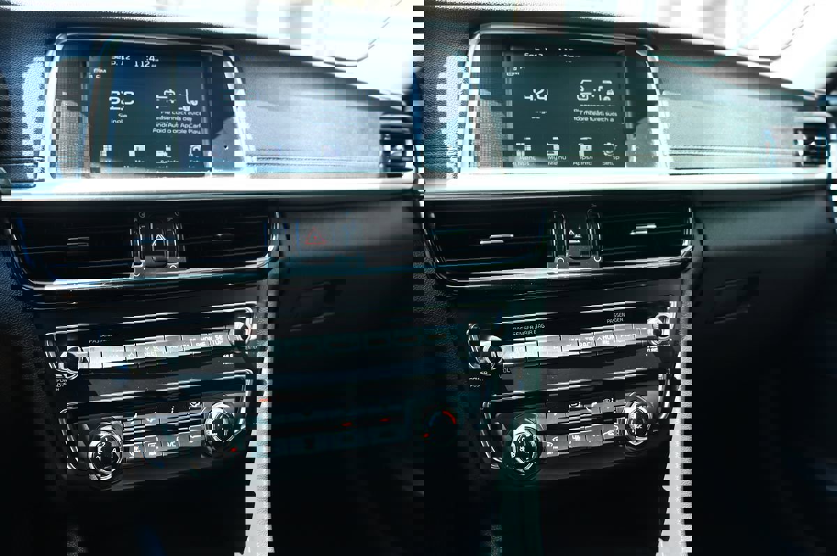 Used 2020 Kia Optima LX image 43