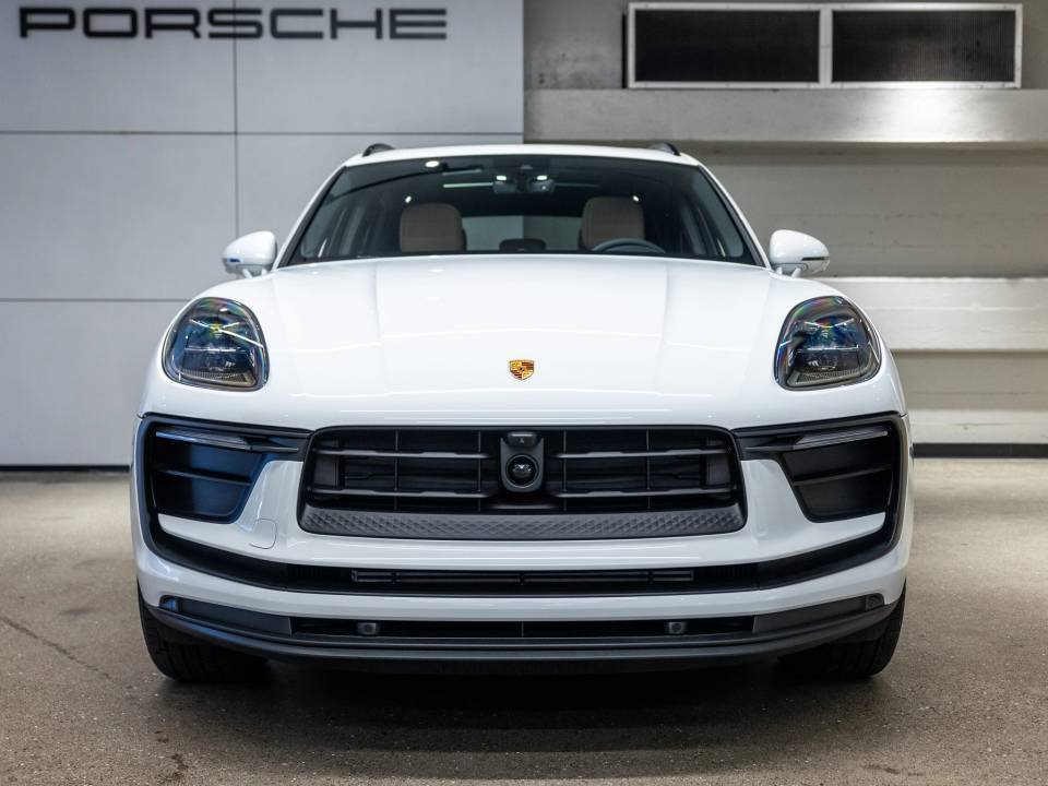 Certified 2026 Porsche Macan AWD/4WD image 11