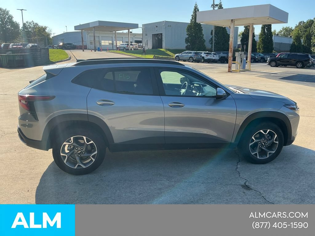 Used 2025 Chevrolet Trax LT FWD image 8