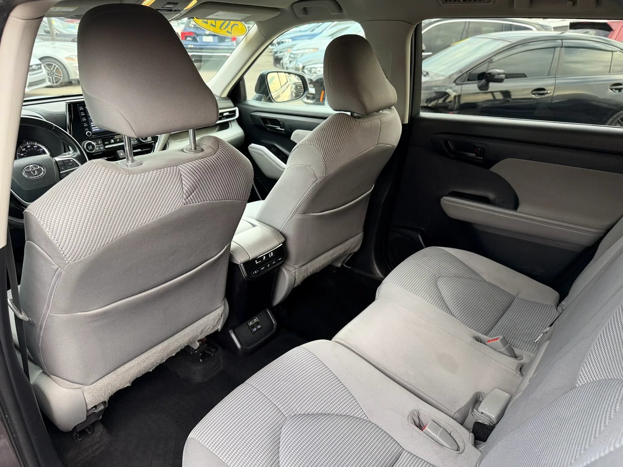 Used 2022 Toyota Highlander LE AWD/4WD image 14