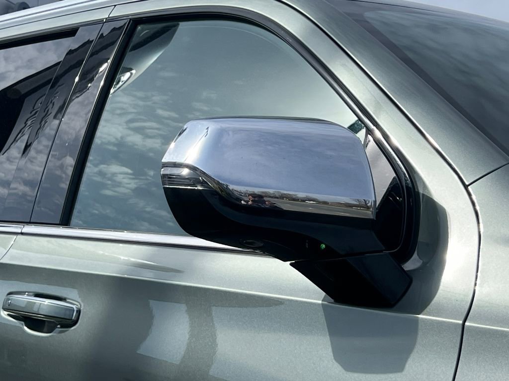 Used 2023 Chevrolet Suburban Premier image 7