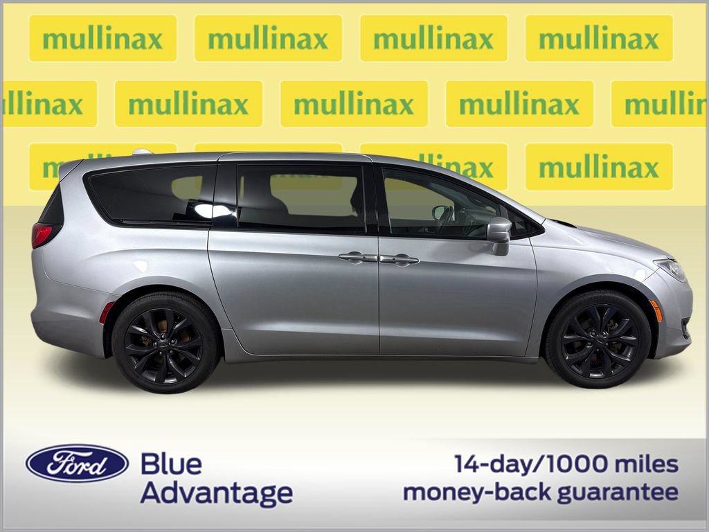 Used 2018 Chrysler Pacifica Touring Plus w/ S Appearance Package FWD image 4