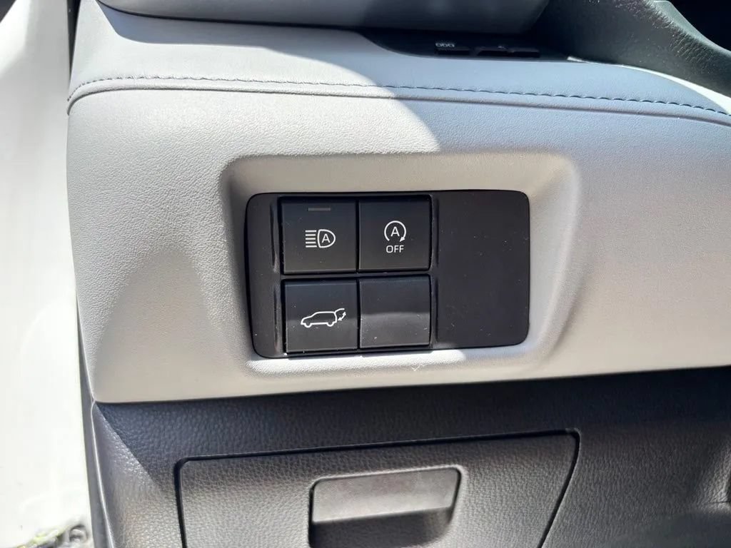 Used 2023 Toyota Highlander XLE FWD image 12