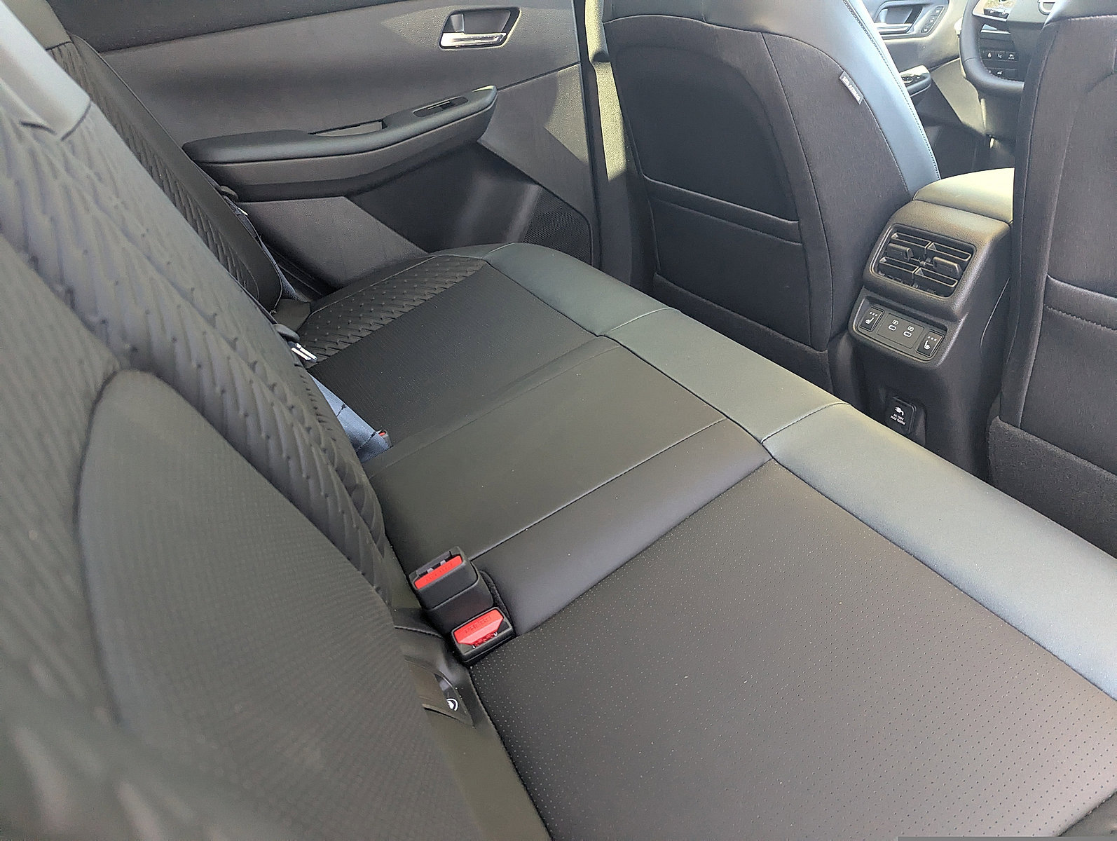 New 2026 Nissan Leaf Platinum+ w/ Cargo Package (Platinum+) FWD image 23