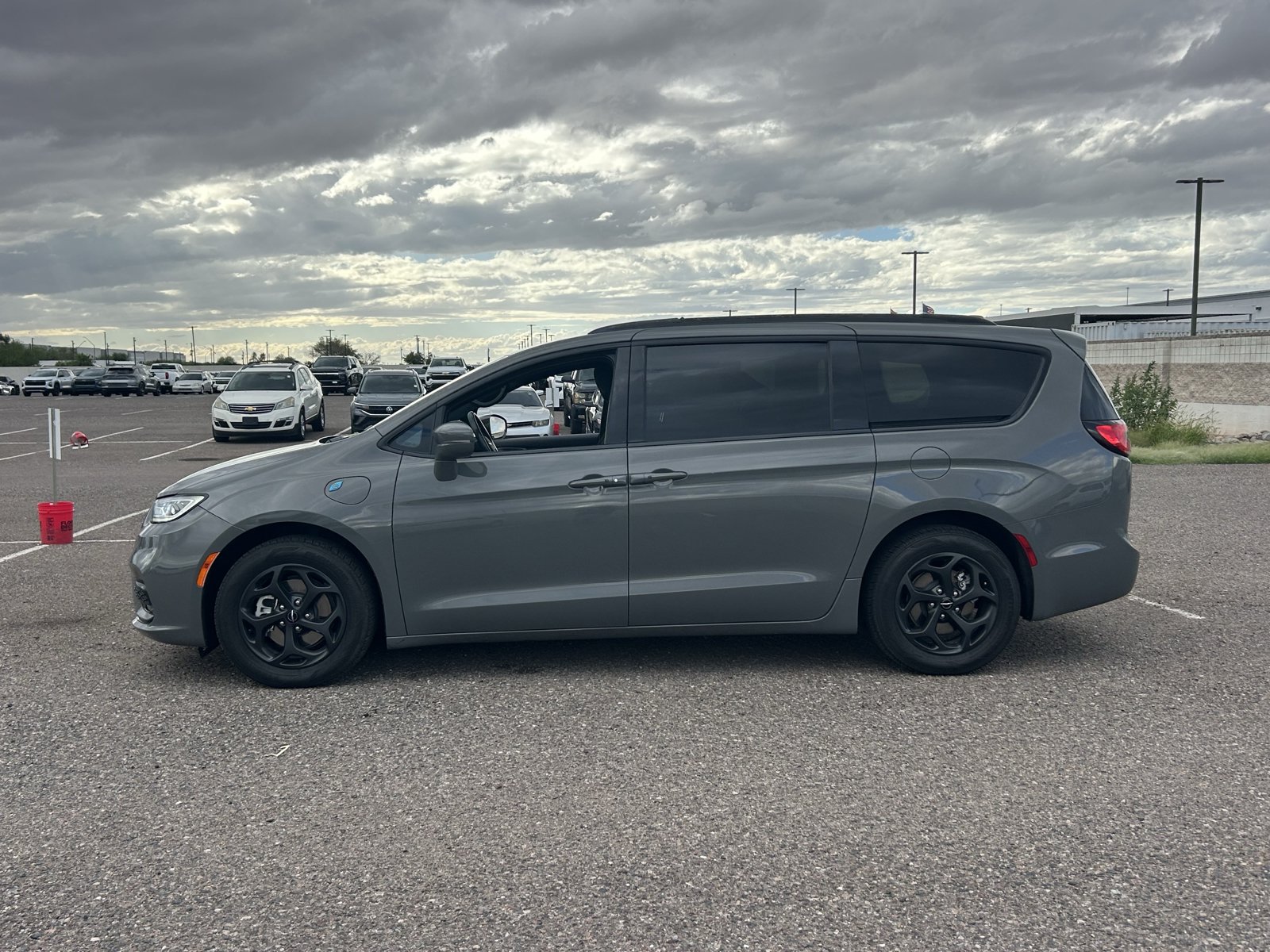 Used 2021 Chrysler Pacifica Touring w/ S Appearance Package FWD image 2