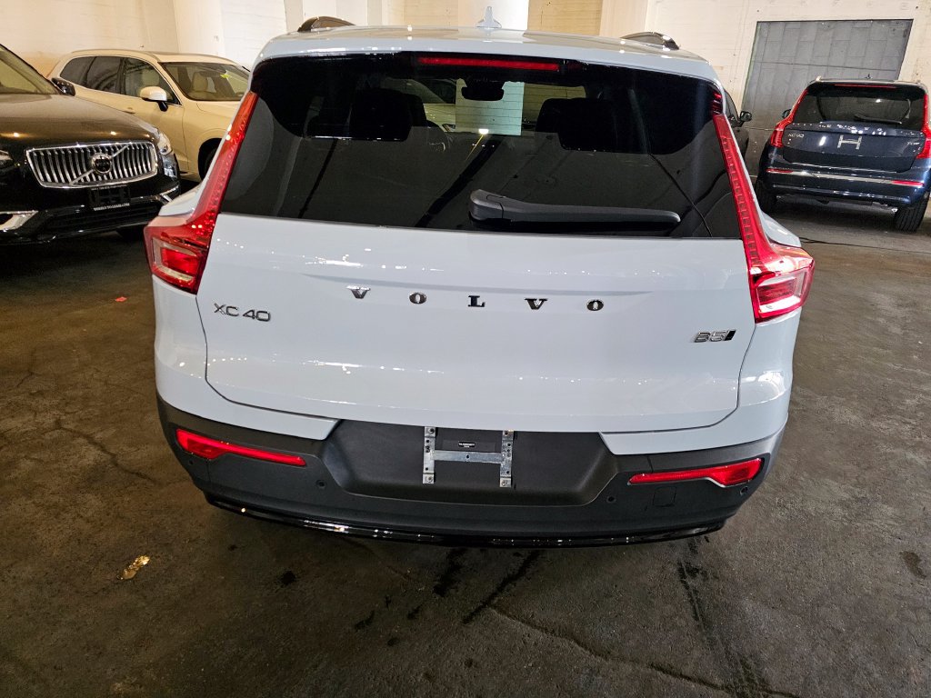 Certified 2025 Volvo XC40 B5 Ultra AWD/4WD image 3