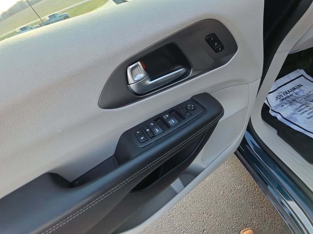Used 2023 Chrysler Pacifica Touring-L FWD image 13