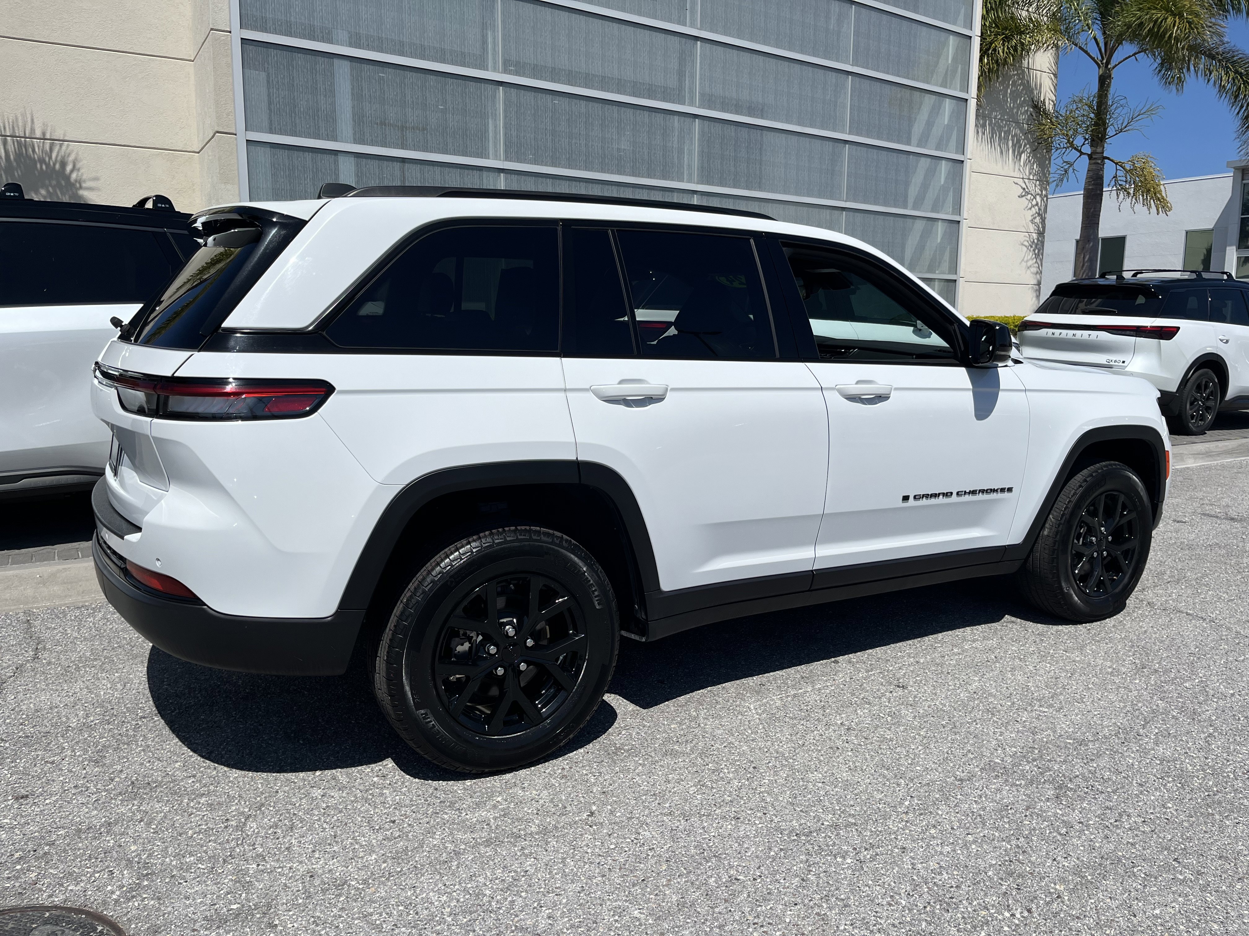 Used 2024 Jeep Grand Cherokee Altitude image 8