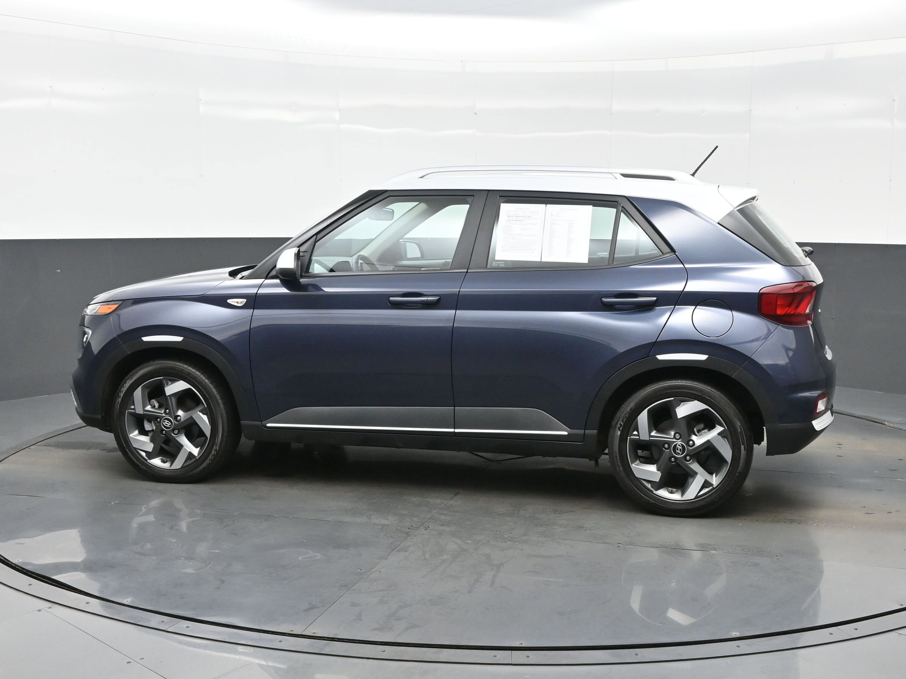 Used 2023 Hyundai Venue Limited w/ Cargo Package FWD image 3