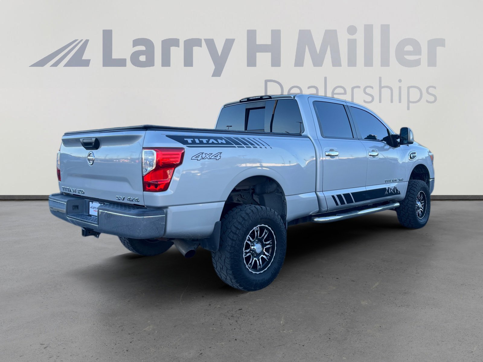 Used 2017 Nissan Titan SV image 5