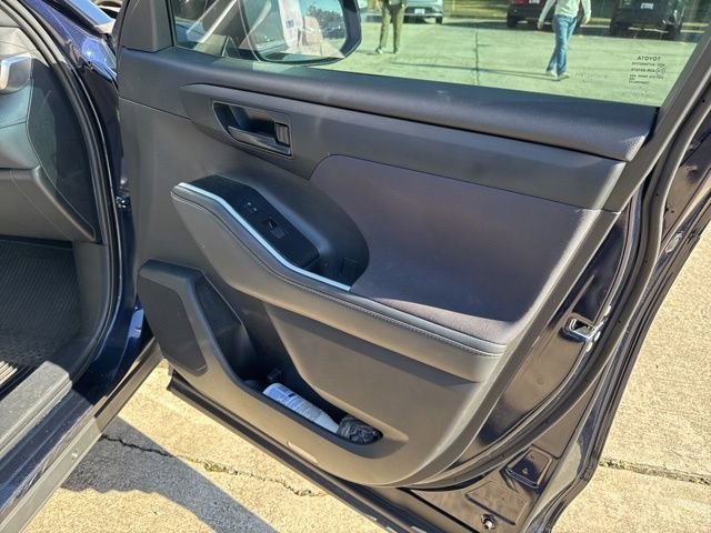 Used 2022 Toyota Highlander L image 26