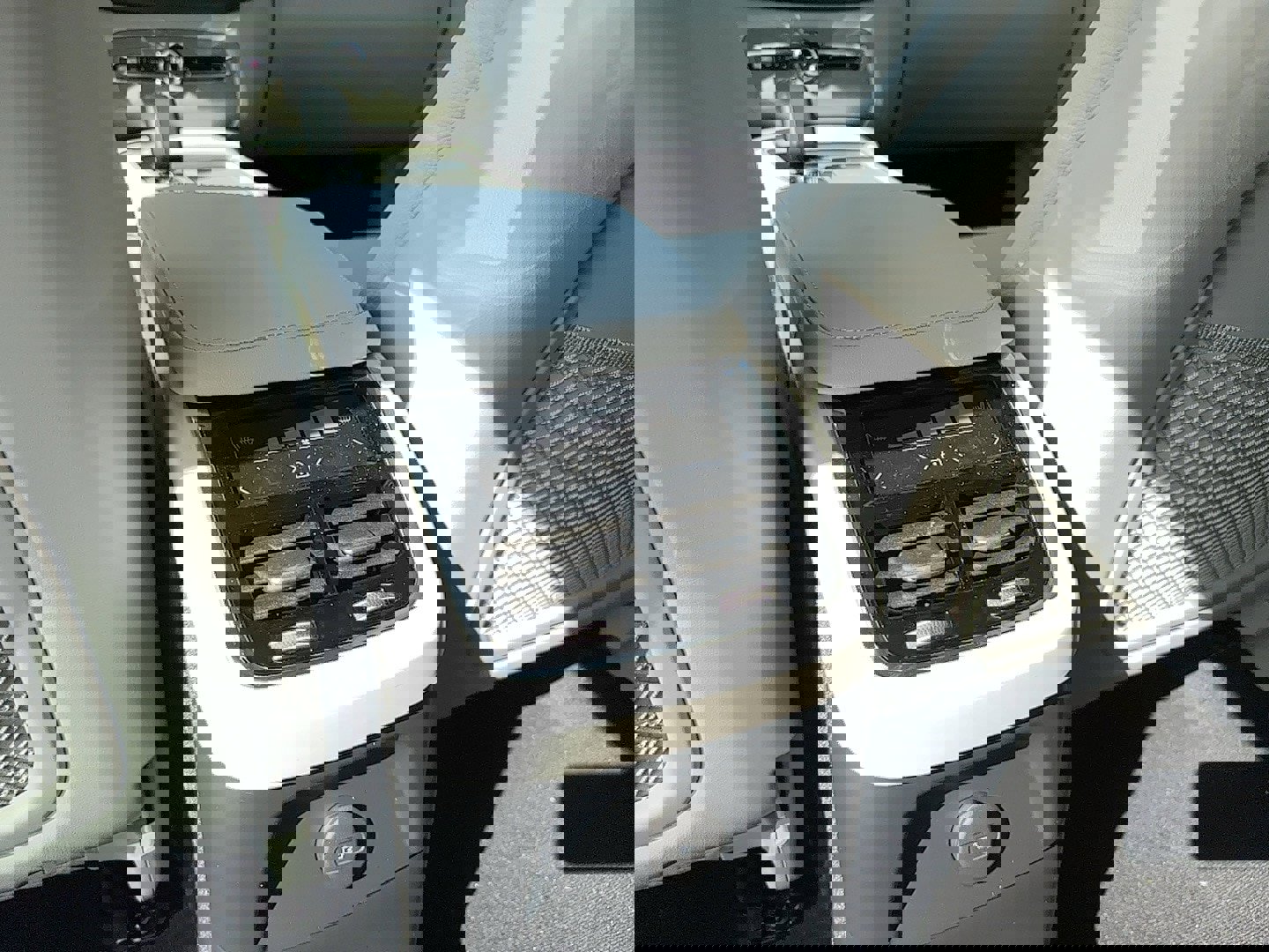 New 2025 Volvo XC90 T8 Core w/ Climate Package image 17