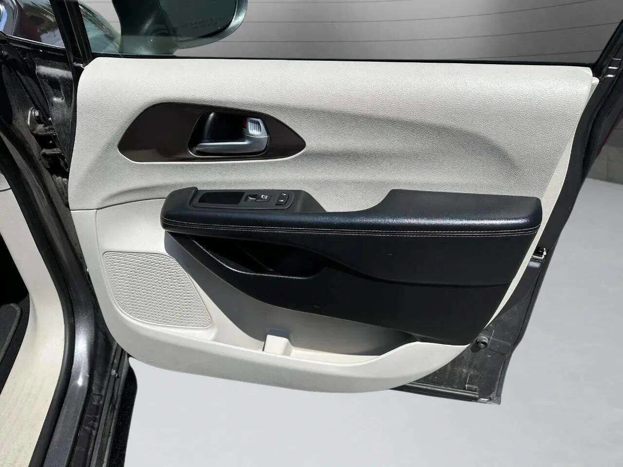 Used 2018 Chrysler Pacifica Touring-L image 34