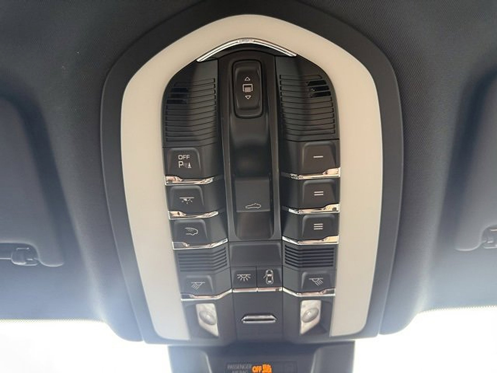 Used 2023 Porsche Macan Turbo image 21