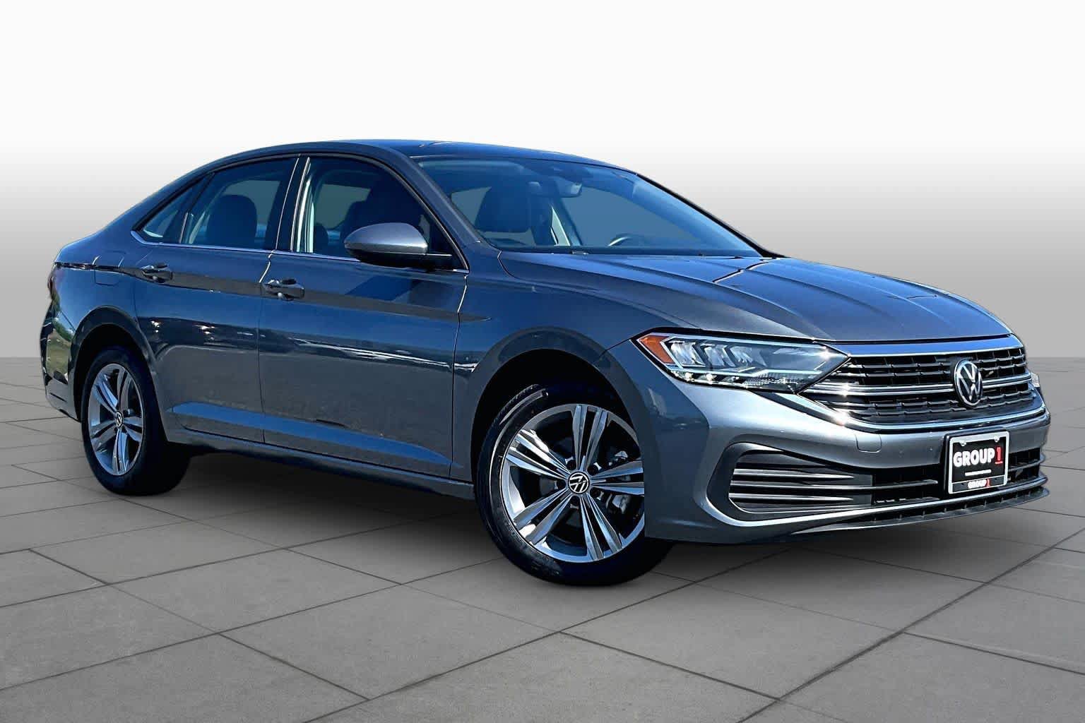 Used 2024 Volkswagen Jetta SE FWD image 3