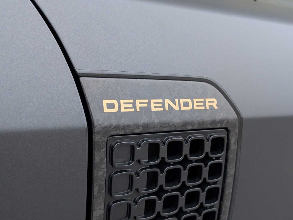 Used 2025 Land Rover Defender 110 image 33