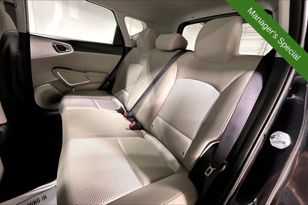 Used 2025 Kia Soul LX w/ LX Technology Package FWD image 32
