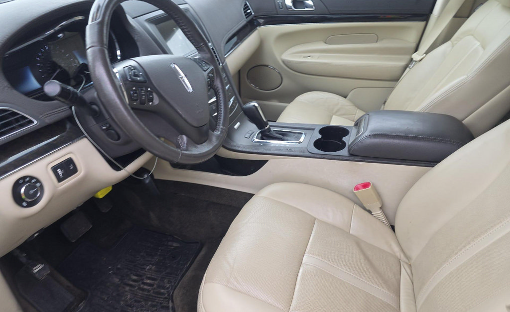 Used 2019 Lincoln MKT AWD image 5