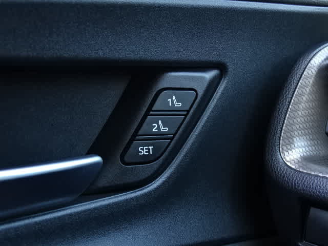 Used 2024 Toyota Prius FWD image 39