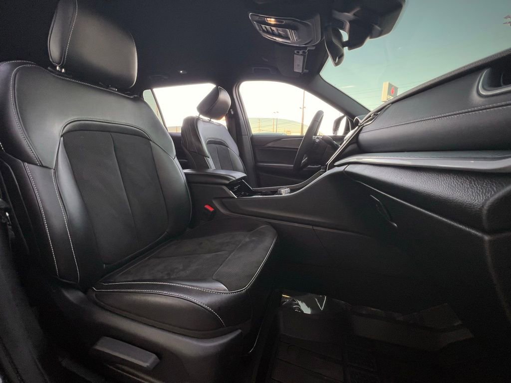 Used 2023 Jeep Grand Cherokee L Laredo image 33