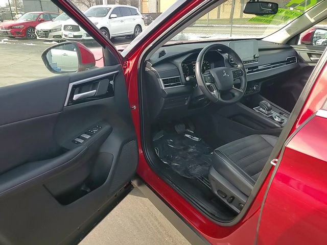 Used 2024 Mitsubishi Outlander SE image 13