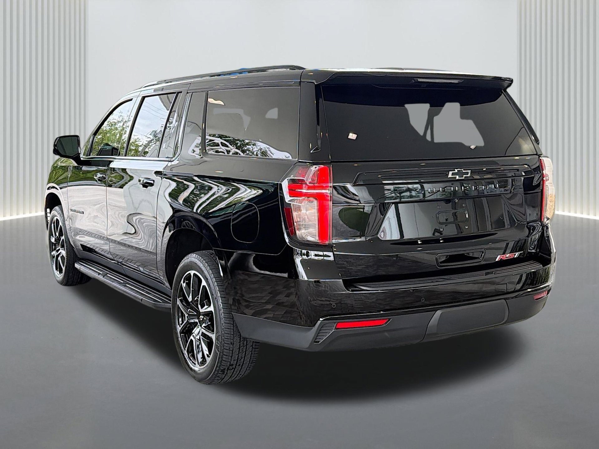 Used 2023 Chevrolet Suburban RST w/ Luxury Package RWD image 3