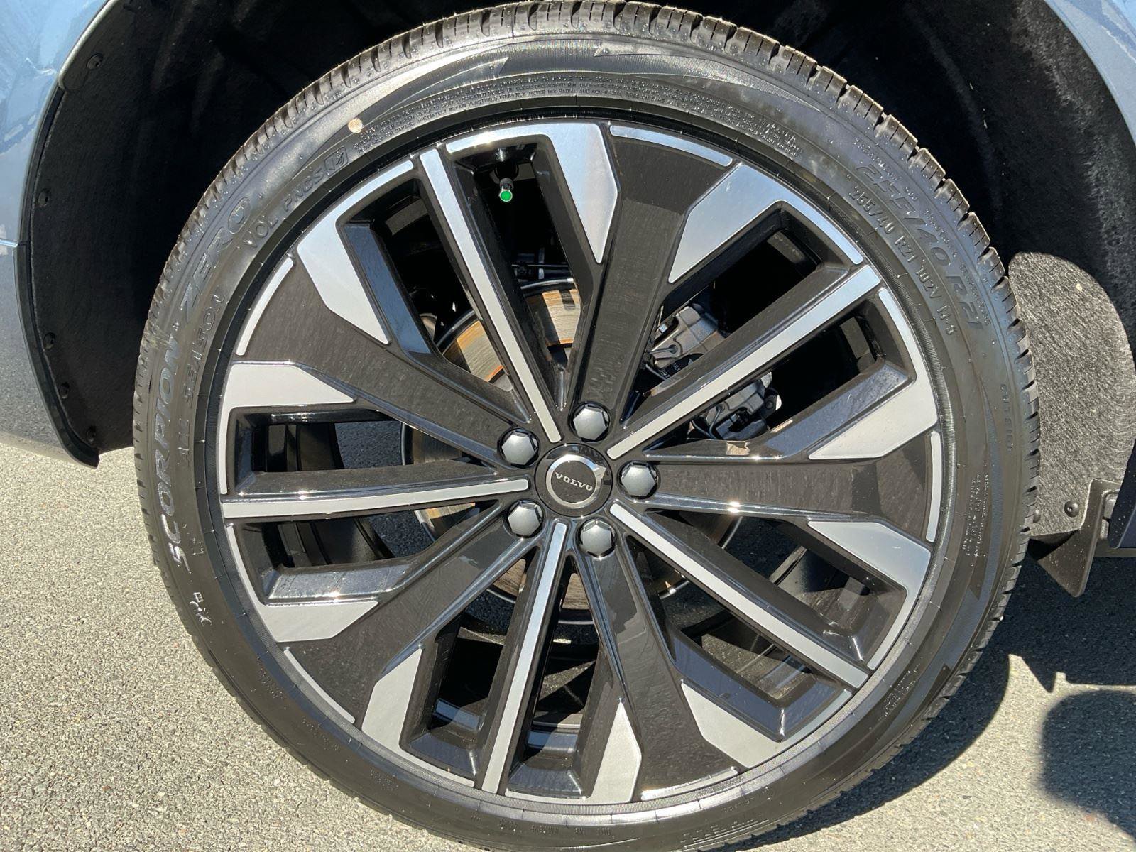 New 2026 Volvo XC60 B5 Ultra w/ Climate Package image 16
