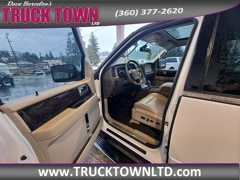 Used 2015 Lincoln Navigator 4WD image 13