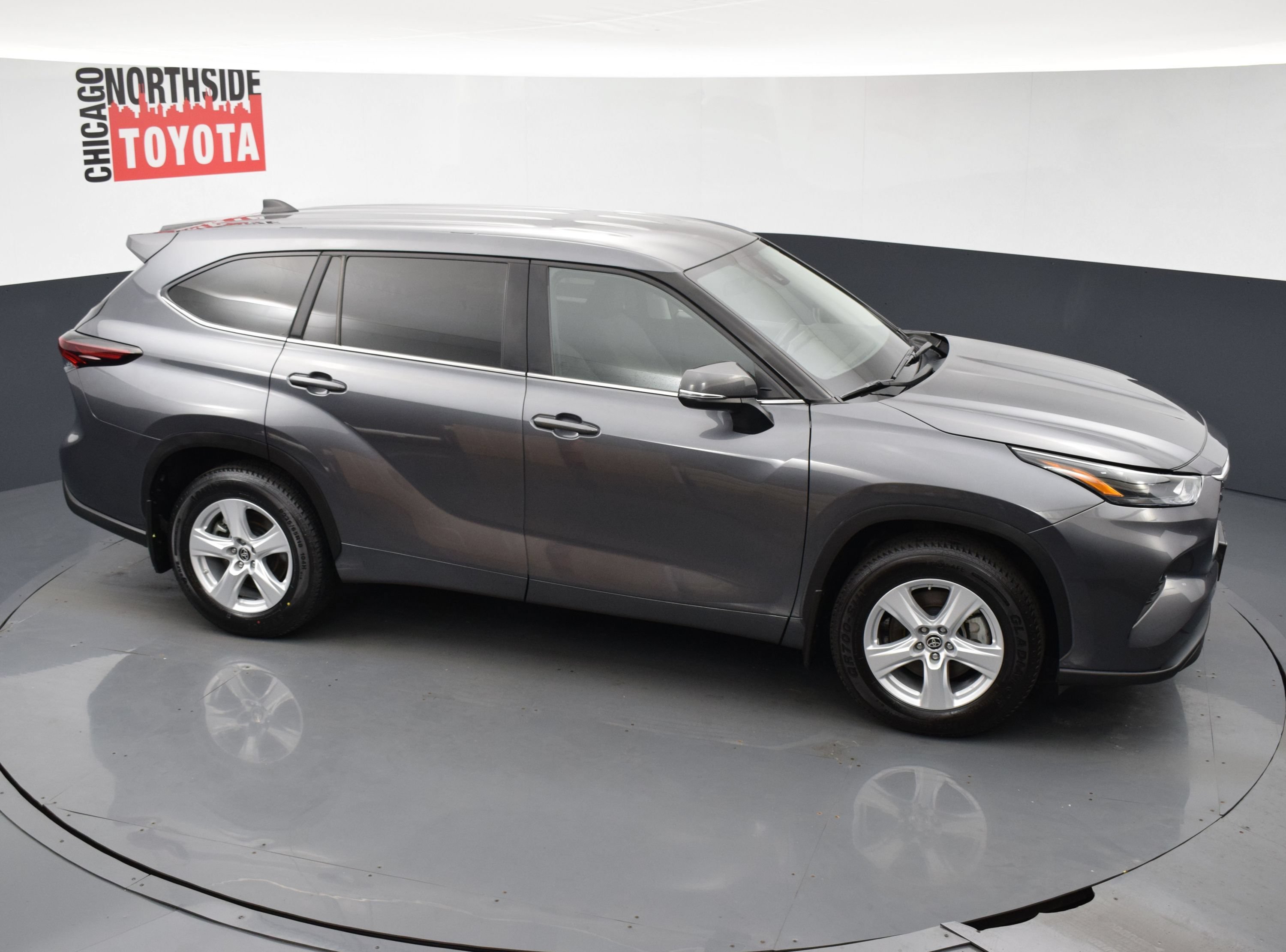 Used 2024 Toyota Highlander LE AWD/4WD image 23