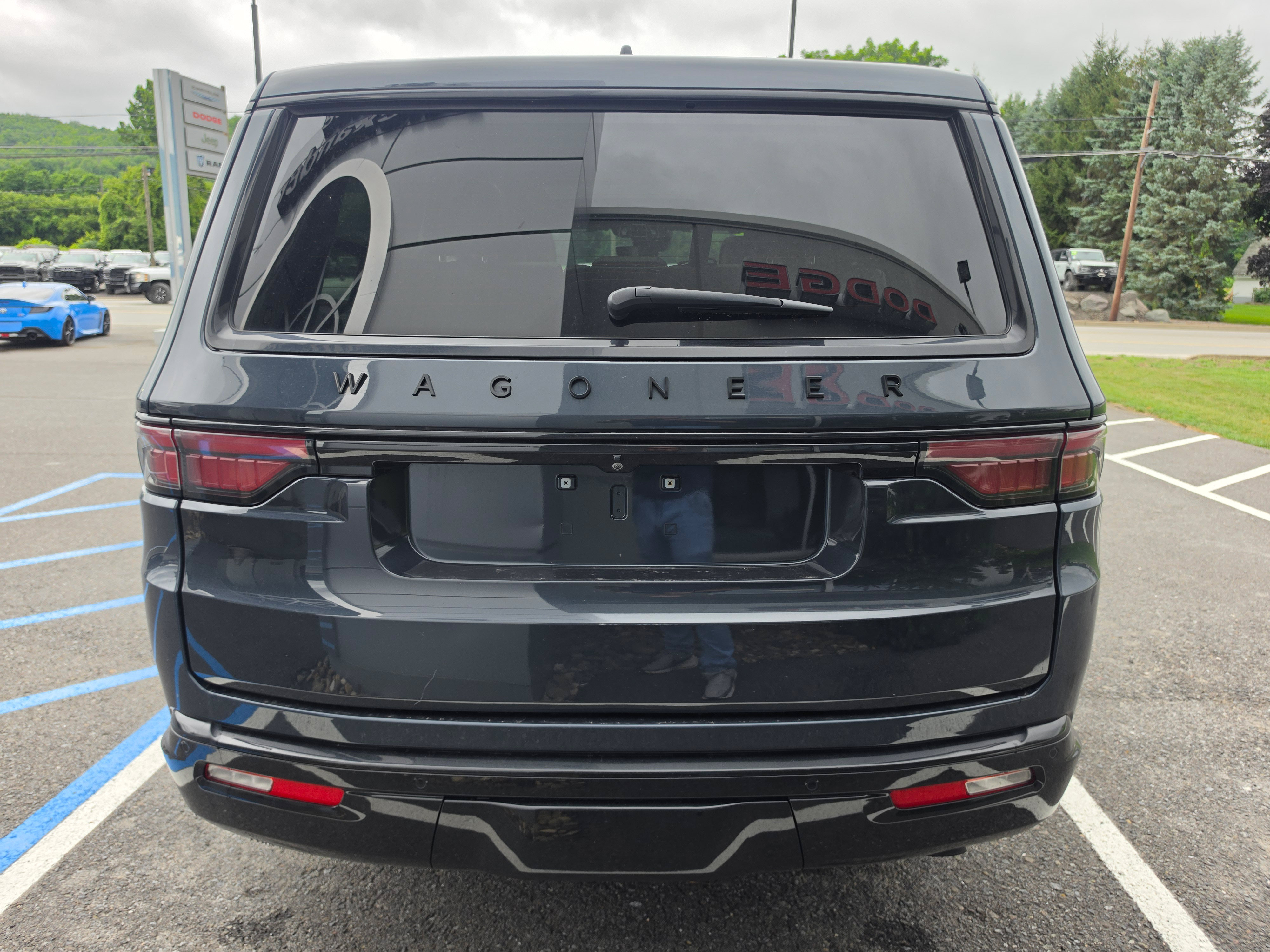 Used 2024 Jeep Wagoneer Series II w/ Convenience Group I AWD/4WD image 4